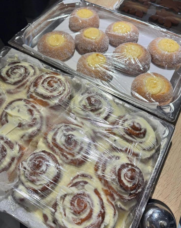 Cinnamon rolls glazurate într-o tavă
