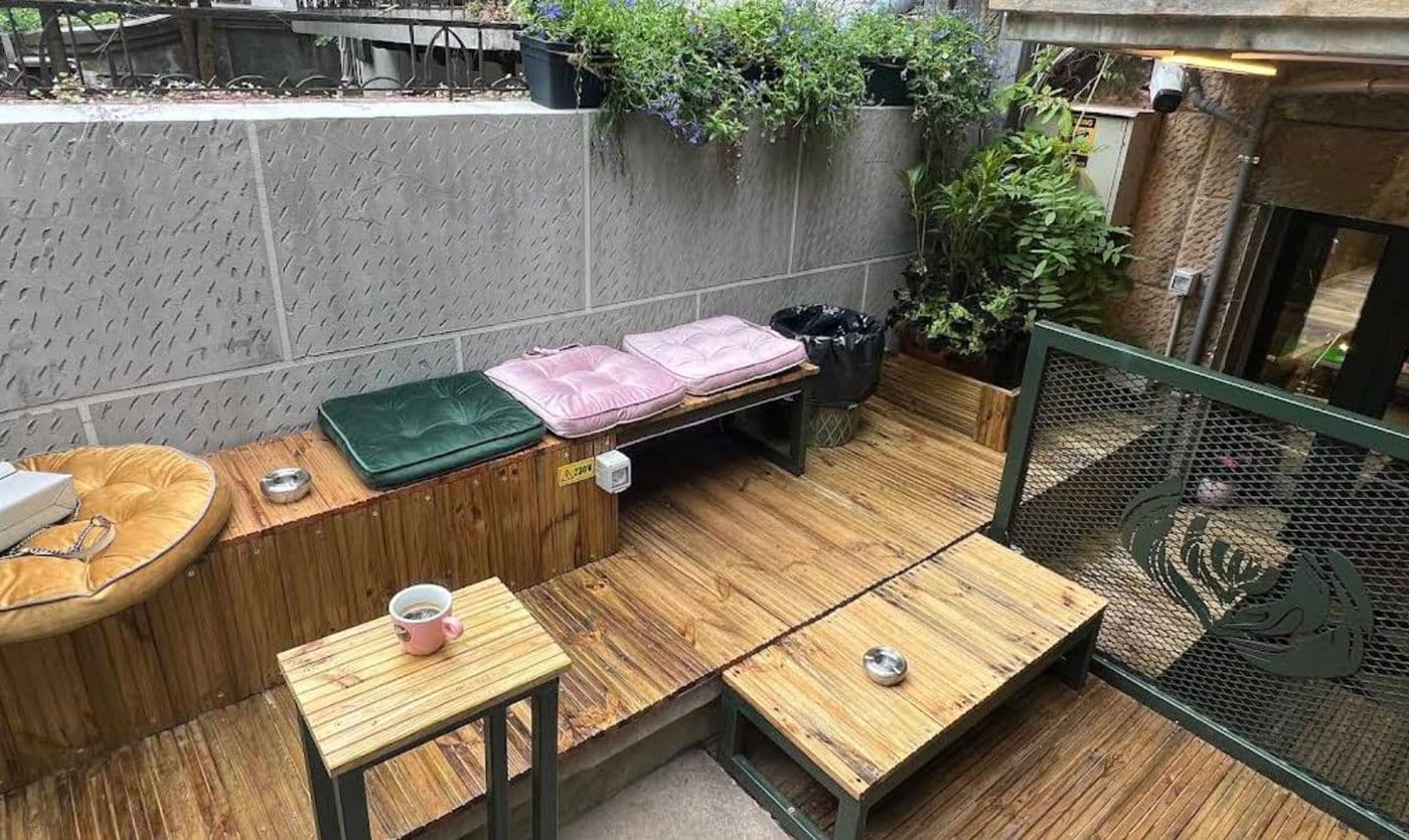 Terasa cu bănci de lemn și perne de catifea