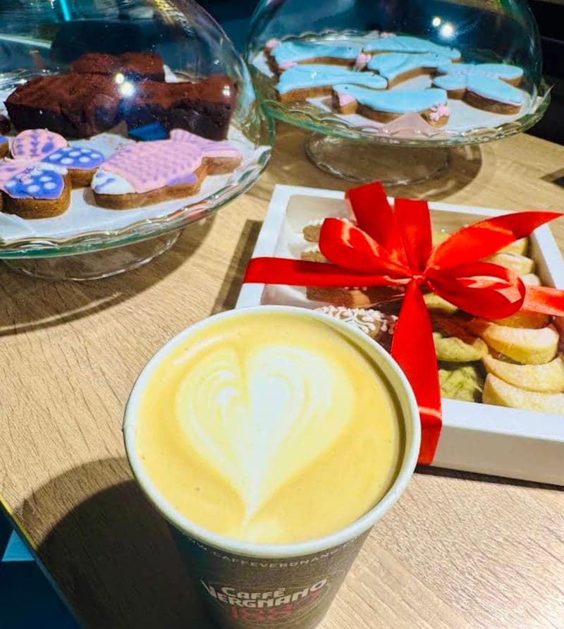 Cafea cu lapte și fursecuri pe tejghea